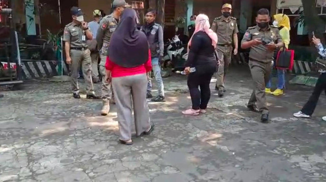 Orang tua murid cekcok dengan Satpol PP di SDN Pondok Cina 1 Depok.  Foto: Dok Istimewa