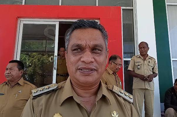 Keterangan foto:Bupati Sikka, Fransiskus Roberto Diogo saat ditemui usai membuka pertemuan publikasi data stunting di Kabupaten Sikka, Senin (5/12/2022).