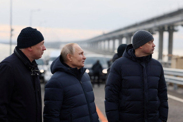 Presiden Rusia Vladimir Putin mengunjungi jembatan yang menghubungkan daratan Rusia dengan Semenanjung Krimea melintasi Selat Kerch. Foto: Sputnik/Pool via REUTER