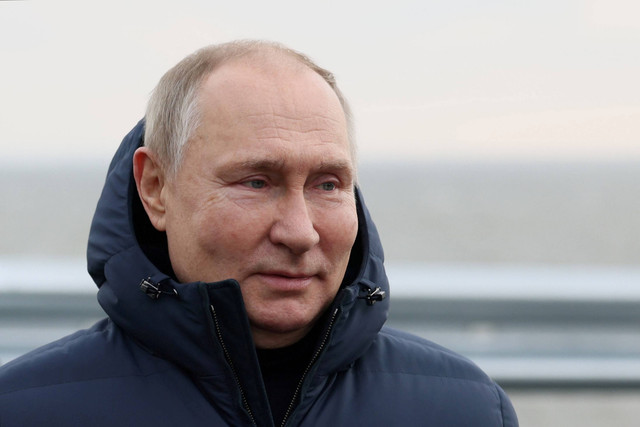 Presiden Rusia Vladimir Putin mengunjungi jembatan yang menghubungkan daratan Rusia dengan Semenanjung Krimea melintasi Selat Kerch. Foto: Sputnik/Pool via REUTER