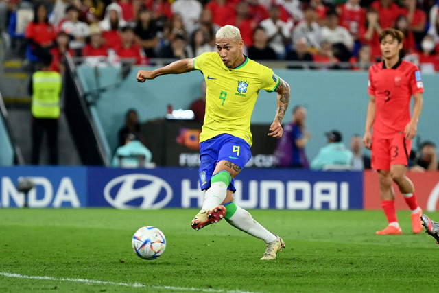 Pemain Timnas Brasil Richarlison mencetak gol ke gawang Timnas Korea Selatan pada pertandingan 16 besar Piala Dunia 2022 Qatar di Stadion 974, Doha, Qatar. Foto: Annegret Hilse/REUTERS