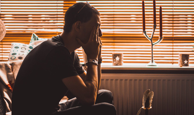 Ilustrasi Kata-Kata Bad Mood dalam Bahasa Inggris yang Menyedihkan. Foto:  Unsplash/christopher lemercier.