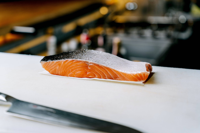 Ilustrasi salah satu jenis makanan laut adalah ikan salmon. Foto: Unsplash