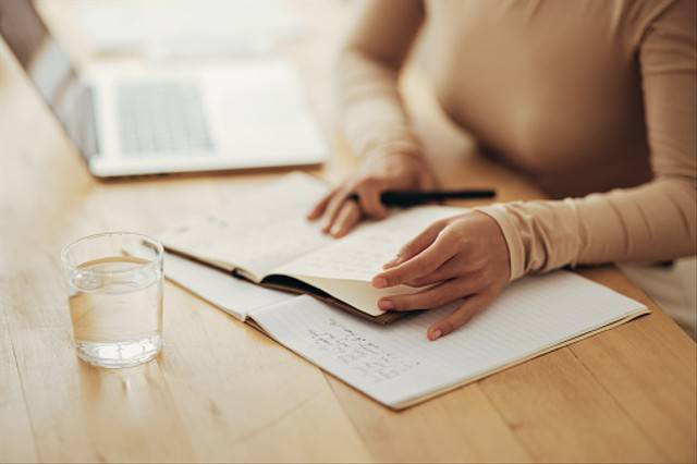 Ilustrasi mencari tahu informasi masa berlaku Kartu Kuning. Foto: Unsplash