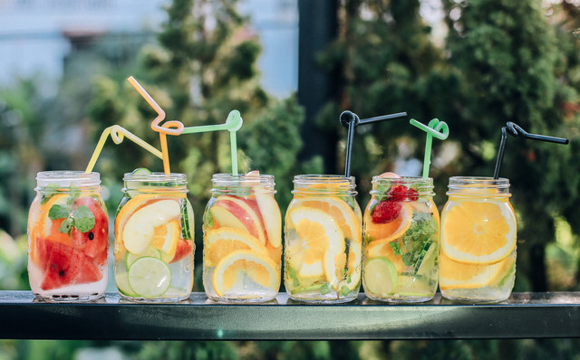 Infused water adalah minuman sehat yang bisa mencegah dehidrasi. Foto: Unsplash.com 