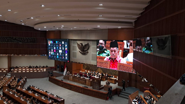 Anggota Fraksi PKS Iskan Qolba Lubis walkout usai interupsi RKUHP dan berdebat dengan Wakil Ketua DPR Sufmi Dasco Ahmad dalam rapat paripurna pengesahan RKUHP, Selasa (6/12/2022). Foto: Annisa Thahira Madina/kumparan
