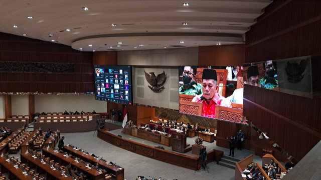 Anggota Fraksi PKS Iskan Qolba Lubis walkout usai interupsi RKUHP dan berdebat dengan Wakil Ketua DPR Sufmi Dasco Ahmad dalam rapat paripurna pengesahan RKUHP, Selasa (6/12/2022). Foto: Annisa Thahira Madina/kumparan