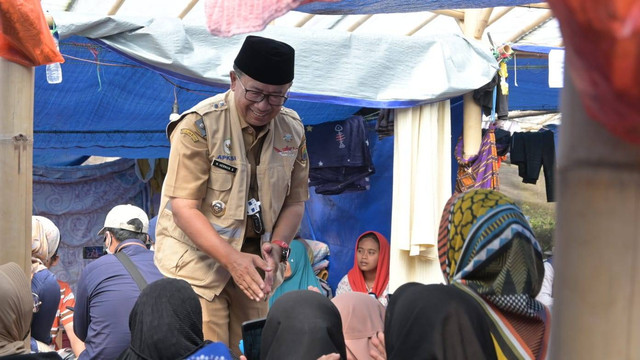 Bupati Cianjur Herman Suherman saat menyambangi lokasi tenda pengungsian warga terdampak gempa di Kampung Gunung Lanjung, Desa Cijedil, Kecamatan Cugenang, Kabupaten Cianjur. Foto: Dok. Istimewa