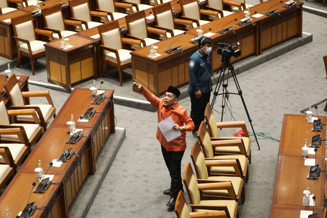 Iskan Qolba Lubis, Anggota Dewan Perwakilan Rakyat Republik Indonesia menolak pengesahan pangambilan keputusan atas RUU KUHP di gedung DPR, Jakarta, Selasa (6/12/2022). Foto: Aditia Noviansyah/kumparan