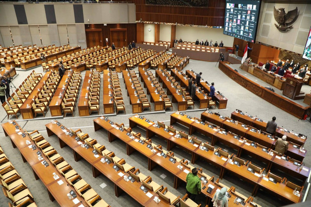Ketua Komisi III, Bambang Wuryanto melaporkan tingkat II/pengambilan keputusan atas RUU tentang KUHP pada sidang Paripurna di gedung parlemen DPR, Jakarta, Selasa (6/12/2022). Foto: Aditia Noviansyah/kumparan