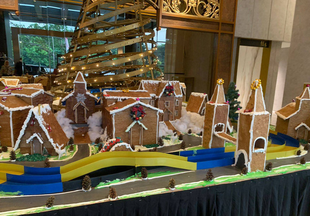 Dekorasi City Town Gingerbread di Lobi Hotel Grand Mercure Surabaya City. Foto-foto: Masruroh/Basra