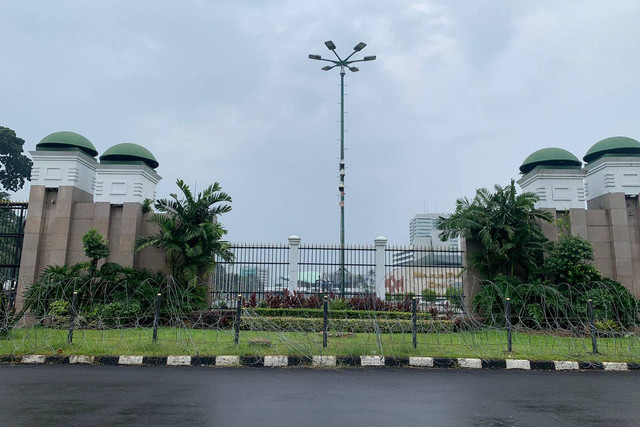Suasana di depan gedung DPR RI terpasang pagar kawat antisipasi demo massa tolak UU RKUHP, Selasa (6/12/2022). Foto: Luthfi Humam/kumparan