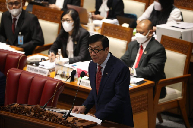 Menteri Hukum dan HAM, Yasonna Laoly memberikan pandangan presiden dalam agenda pengesahan pangambilan keputusan atas RUU KUHP di gedung DPR, Jakarta, Selasa (6/12/2022). Foto: Aditia Noviansyah/kumparan