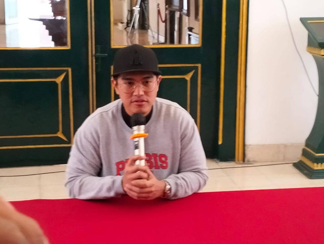 Putra Presiden RI Joko Widodo, Kaesang Pangarep yang akan menikah dengan Erina Gudono, saat menyampaikan keterangan pada wartawan, Selasa (6/12/2022). Foto: Erfanto/Tugu Jogja