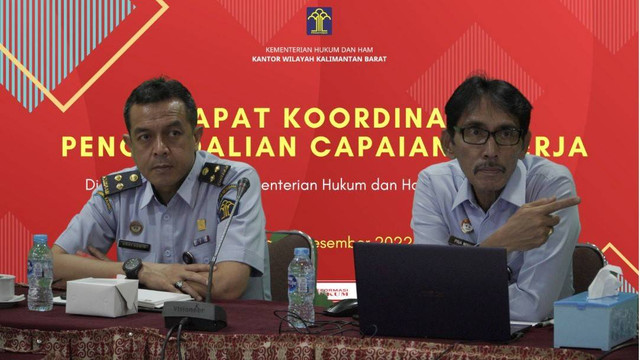 Kakanwil Kemenkumham Kalbar, Pria Wibawa memberikan Penilaian dan Penguatan kepada Unit Pelaksana Teknis di Ruangan Network Operation Center (Foto: Iqbal)