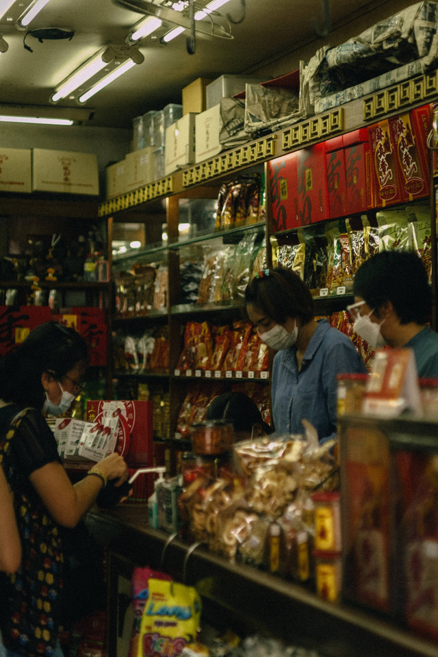 Masyarakat yang Melaksanakan Aktivitas Menggunakan Masker di Masa New Normal (Source Foto oleh Ilya Batorshin: https://www.pexels.com/photo/people-inside-a-grocery-wearing-face-masks-14359657/)