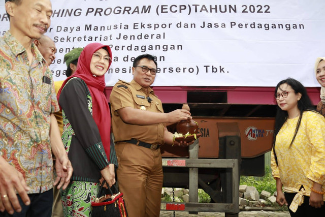 Wakil Wali Kota, Sofyan Edi Jarwoko sata melakukan pelepasan ekspor biji kopi ke UEA. dok/pemkot Malang