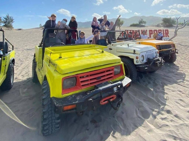 Para wisatawan sedang berfoto di atas jip wisata Pantai Parangtritis. Foto: Dok. Putra Fajar