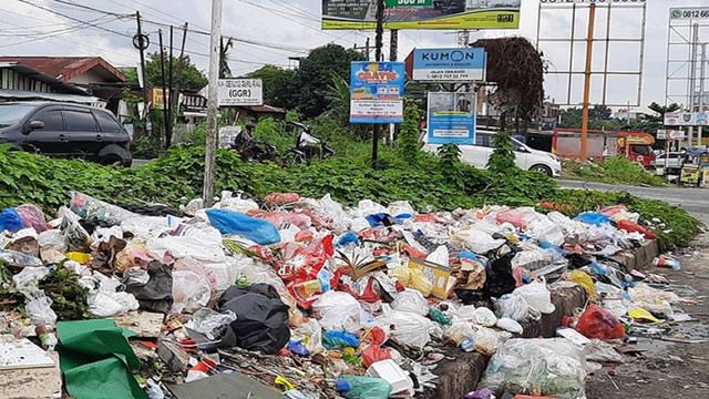 Sampah menumpuk di Jalan Soekarno-Hatta, Pekanbaru. (LARAS OLIVIA/SELASAR RIAU)