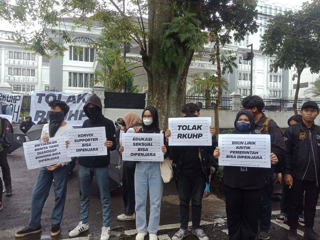 Massa demo tolak Rancangan Kitab Undang-Undang Hukum Pidana (RKUHP) di depan kantor  DPRD Jawa Barat (Jabar), Selasa (6/12).