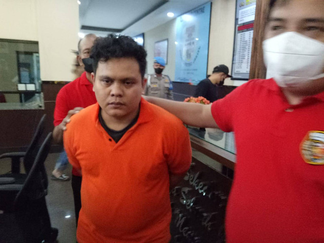 Pelaku pembunuhan terhadap balita berusia 2 tahun di apartemen Kalibata City saat dihadirkan dalam rilis kasus di Mapolres Metro Jakarta Selatan, Selasa (6/12).  Foto: Ananta Erlangga/kumparan