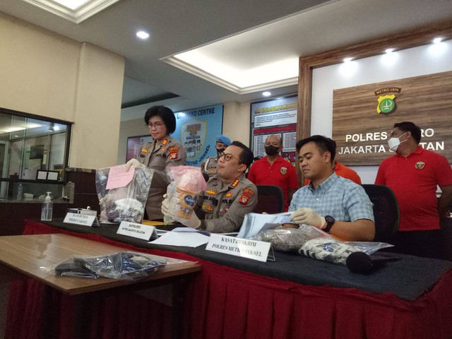 Pelaku pembunuhan terhadap balita berusia 2 tahun di apartemen Kalibata City saat dihadirkan dalam rilis kasus di Mapolres Metro Jakarta Selatan, Selasa (6/12).  Foto: Ananta Erlangga/kumparan