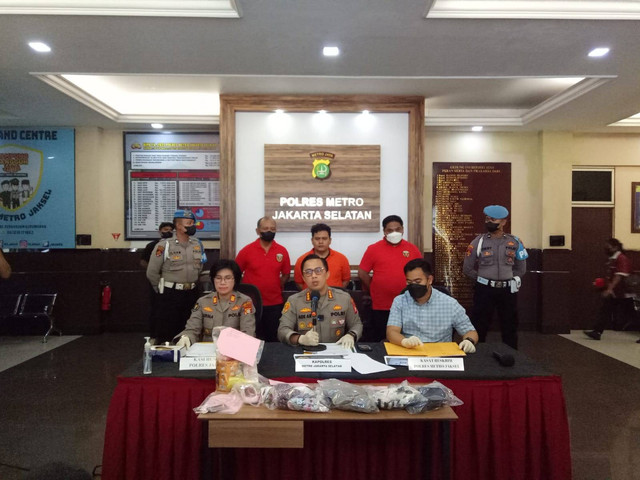 Pelaku pembunuhan terhadap balita berusia 2 tahun di apartemen Kalibata City saat dihadirkan dalam rilis kasus di Mapolres Metro Jakarta Selatan, Selasa (6/12).  Foto: Ananta Erlangga/kumparan