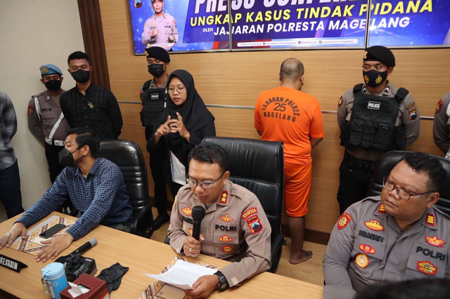 Dhio Daffa (22) tersangka pembunuh orang tua, dan kakak kandungnya di Magelang, Jawa Tengah saat dihadirkan dalam jumpa pers. Foto: Dok. Polresta Magelang