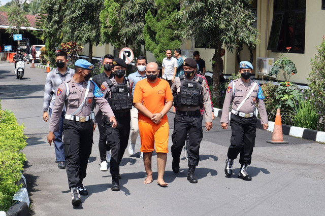 Dhio Daffa (22) tersangka pembunuh orang tua, dan kakak kandungnya di Magelang, Jawa Tengah saat dihadirkan dalam jumpa pers.  Foto: Dok. Polresta Magelang