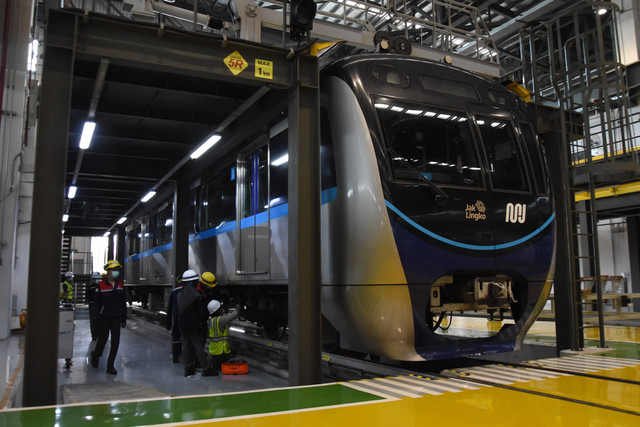 Petugas mengecek kondisi rangkaian MRT di Depo MRT Lebak Bulus, Jakarta, Selasa (6/12/2022).  Foto: Indrianto Eko Suwarso/Antara Foto