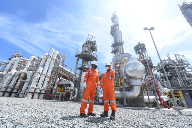 Kilang LNG Badak di Bontang, Kalimantan Timur, yang dikunjungi Dirut Pertamina Nicke Widyawati, Selasa (6/12/2022). Foto: Dok. Pertamina
