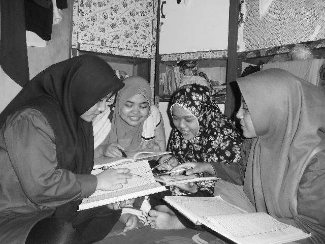 Santriwati yang Sedang Mengkaji Kitab Kuning (Dokumentasi Pribadi)