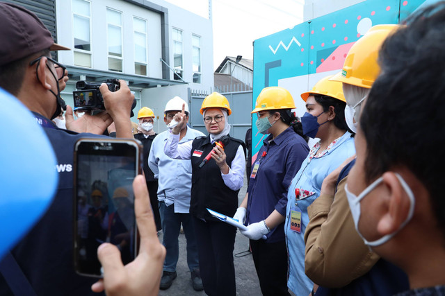 Kepala BPOM Penny Lukito meninjau langsung pemusnahan sirup obat Unibebi di Kantor Pusat Pengelola Pemusnahan PT Wastec International, Cilegon, Selasa (06/12/2022). Foto: BPOM