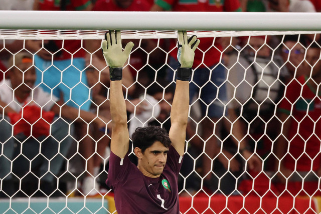 Penjaga gawang Timnas Maroko Yassine Bounou saat melawan Timnas Spanyol pada pertandingan 16 besar Piala Dunia 2022 Qatar di Education City Stadium, Al Rayyan, Qatar. Foto: Pedro Nunes/REUTERS