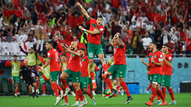 Selebrasi pemain Timnas Maroko usai menang adu penalti melawan Timnas Spanyol pada pertandingan 16 besar Piala Dunia 2022 Qatar di Education City Stadium, Al Rayyan, Qatar.
 Foto: Wolfgang Rattay/REUTERS
