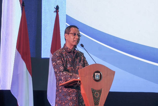 Pj Gubernur DKI Jakarta, Heru Budi Hartono  menghadiri acara penandatanganan Offering Letter 1.097 Karyawan Palyja dan Aetra serta pembukaan rekening Bank DKI dan Penerimaan Kartu BPJS Ketenagakerjaan dan Kesehatan di Jakarta International Park. Foto: Iqbal Firdaus/kumparan
