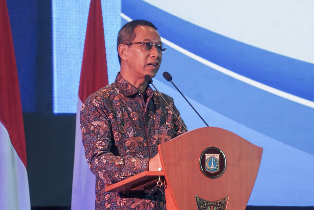 Pj Gubernur DKI Jakarta, Heru Budi Hartono  menghadiri acara penandatanganan Offering Letter 1.097 Karyawan Palyja dan Aetra serta pembukaan rekening Bank DKI dan Penerimaan Kartu BPJS Ketenagakerjaan dan Kesehatan di Jakarta International Park. Foto: Iqbal Firdaus/kumparan