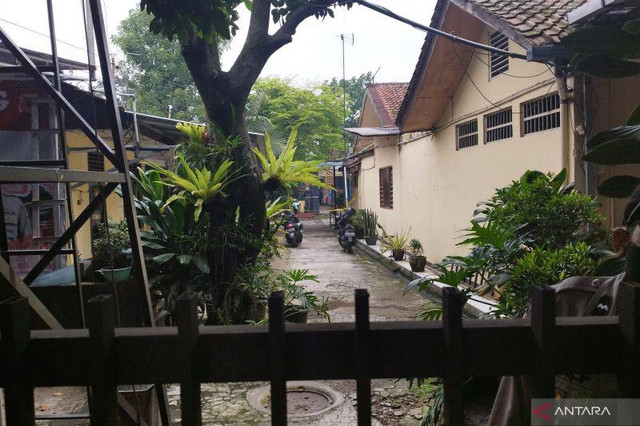 Kondisi Kantor Polsek Astanaanyar pascaledakan bom bunuh diri di Kota Bandung, Jawa Barat, Rabu (7/12/2022). Foto: ANTARA/Bagus Ahmad Rizaldi