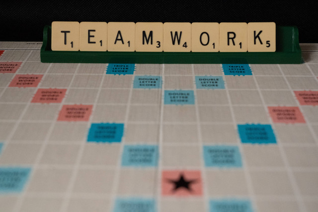 Ilustrasi kata kata organisasi bahasa Inggris, Foto oleh Nick Fewings di Unsplash