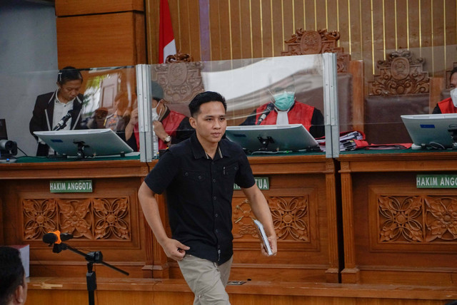 Richard Eliezer, Kuat Ma'ruf dan Ricky Rizal mendengar kesaksian Benny Ali di Pengadilan Negeri Jakarta Selatan, Rabu (7/12/2022). Foto: Jamal Ramadhan/kumparan