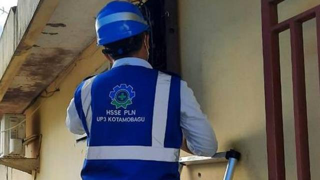 Petugas PLN melakukan pemeriksaan meteran listrik milik pelanggan.