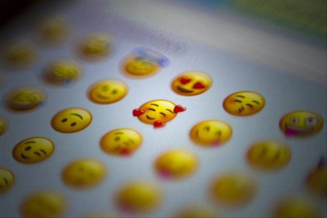 Ilustrasi cara membuat emoji durian di keyboard Android. Foto: unsplash.com/@domingoalvarze