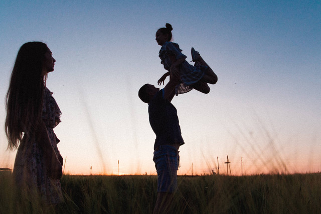 Kata-kata cinta mengharukan untuk orang tua. Foto: Unsplash/Klara Kulikova.