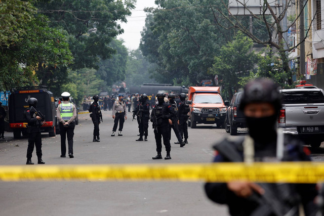 Anggota Brimob berjaga di kawasan Astana Anyar, Bandung, Jawa Barat, usai ledakan bom bunuh diri, Rabu (7/12/2022). Foto: Willy Kurniawan/REUTERS