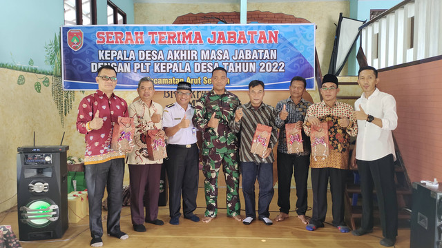 Pemerintah Kecamatan Arut Selatan memberikan cinderamata sebagai bentuk apresiasi kepada kepala desa yang telah berakhir masa jabatannya. Serah terima dilaksnakan di rumah makan Ruhama Pangkalan Bun, Rabu (7/12/2022). Foto: Lukman Hakim/InfoPBUN