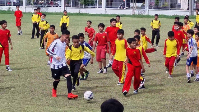Merayakan pernikahan CEO Persis Solo, 111 siswa SD di Solo bermain sepak bola melawan para legendaris Persis Solo di Lapangan Kota Barat, Rabu (07/12/2022). FOTO: Fernando Fitusia