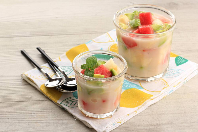 Minuman segar dengan susu kental manis. Foto: Ika Rahma H/Shuttertsock 