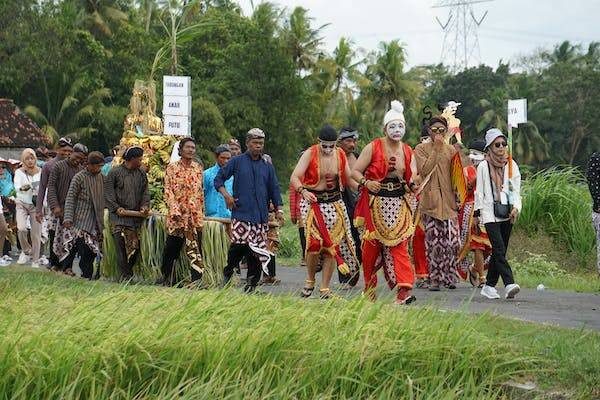 Ilustrasi tembang saroja bahasa Jawa. Foto: Pexels