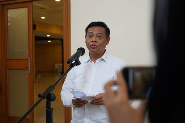 Sekda DIY, Kadarmanta Baskara Aji, saat mengumumkan penetapan UMK di DIY pada 2023, Rabu (7/12). Foto: Humas Pemda DIY