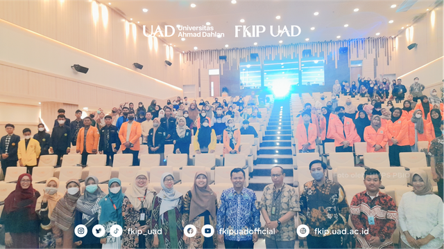 Foto bersama Wakil Dekan 1 FKIP UAD, Dr. Suyatno, M.Pd.I., bersama Narasumber dan Peserta Seminar